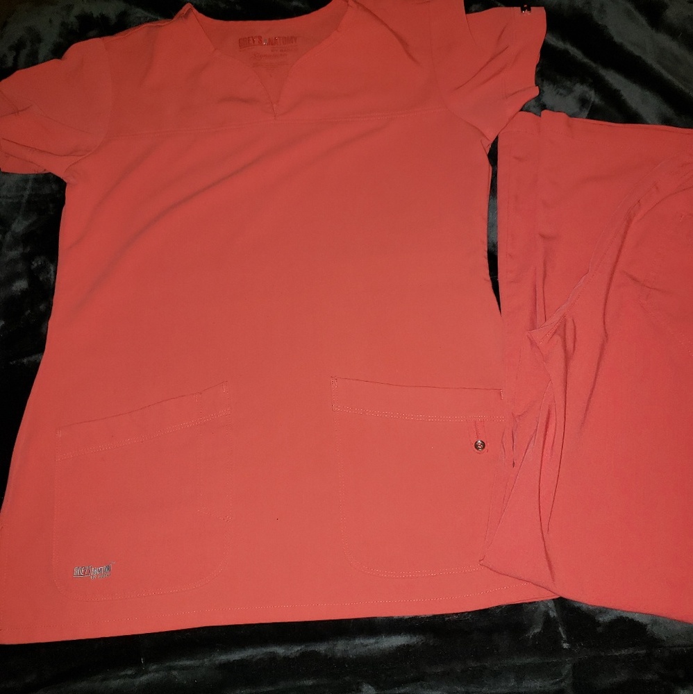 Peach colored greys anatomy scrub set size small